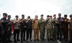 Wagub Mian Saksikan Latihan Penerjunan Kopassus di Bengkulu