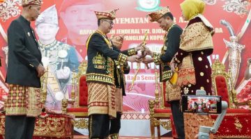 Panglima Kopassus Sandang Gelar Adat Panglima Raja